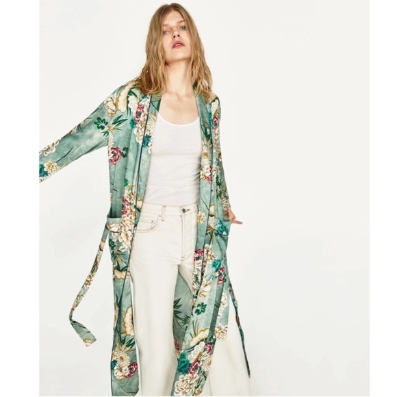 5⭐️Fave!  Satin floral kimono duster - Picture 3 of 8